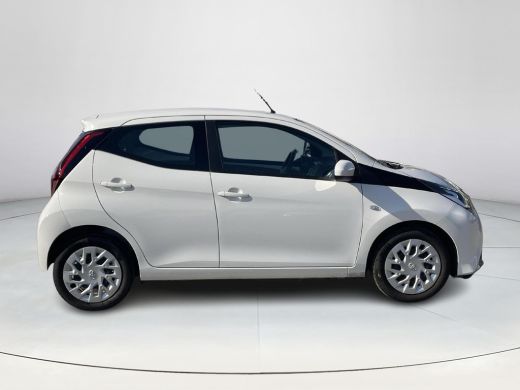 Toyota Aygo 1.0 VVT-i x-play **APPLE CARPLAY/ PARKEERCAMERA/ 36 MAANDEN GARANTIE** ActivLease financial lease