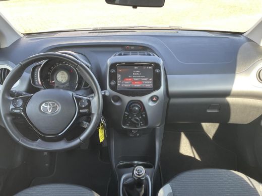 Toyota Aygo 1.0 VVT-i x-play **APPLE CARPLAY/ PARKEERCAMERA/ 36 MAANDEN GARANTIE** ActivLease financial lease