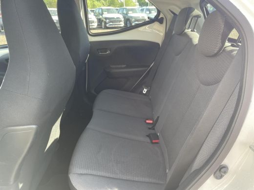 Toyota Aygo 1.0 VVT-i x-play **APPLE CARPLAY/ PARKEERCAMERA/ 36 MAANDEN GARANTIE** ActivLease financial lease