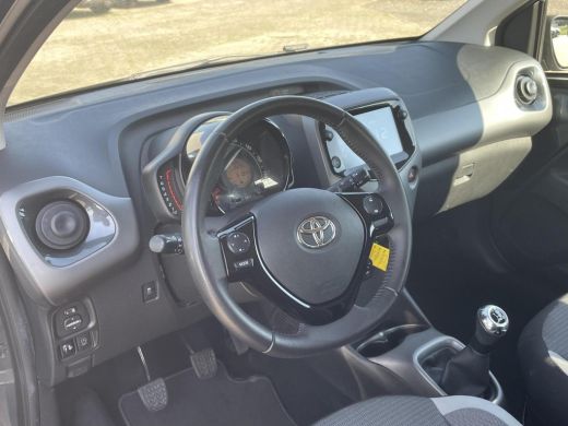 Toyota Aygo 1.0 VVT-i x-play **APPLE CARPLAY/ PARKEERCAMERA/ 36 MAANDEN GARANTIE** ActivLease financial lease