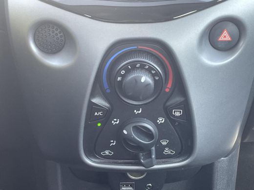 Toyota Aygo 1.0 VVT-i x-play **APPLE CARPLAY/ PARKEERCAMERA/ 36 MAANDEN GARANTIE** ActivLease financial lease