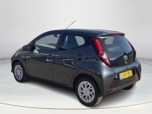 Toyota Aygo 1.0 VVT-i x-play **APPLE CARPLAY/ PARKEERCAMERA/ 36 MAANDEN GARANTIE** ActivLease financial lease