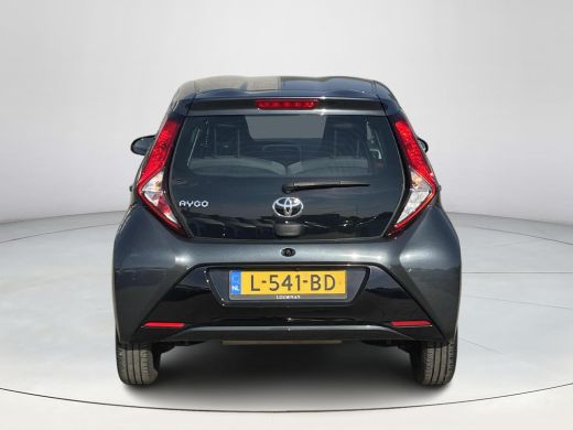 Toyota Aygo 1.0 VVT-i x-play **APPLE CARPLAY/ PARKEERCAMERA/ 36 MAANDEN GARANTIE** ActivLease financial lease