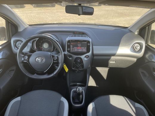 Toyota Aygo 1.0 VVT-i x-play **APPLE CARPLAY/ PARKEERCAMERA/ 36 MAANDEN GARANTIE** ActivLease financial lease