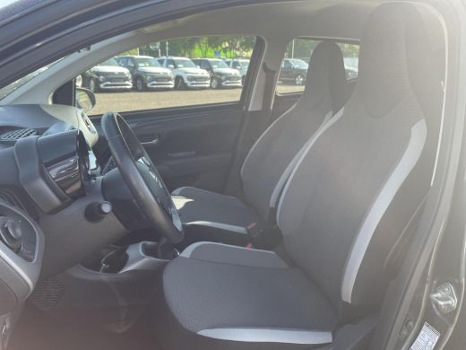 Toyota Aygo 1.0 VVT-i x-play **APPLE CARPLAY/ PARKEERCAMERA/ 36 MAANDEN GARANTIE** ActivLease financial lease