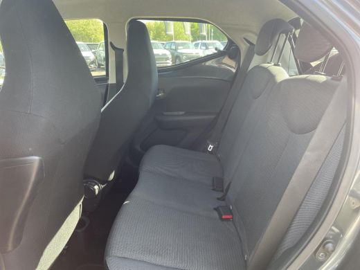 Toyota Aygo 1.0 VVT-i x-play **APPLE CARPLAY/ PARKEERCAMERA/ 36 MAANDEN GARANTIE** ActivLease financial lease