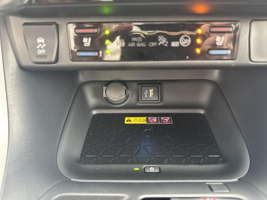 Toyota RAV4 2.5 Plug-in Hybrid AWD Bi-Tone Plus | 06-10141018 Voor meer informatie ActivLease financial lease