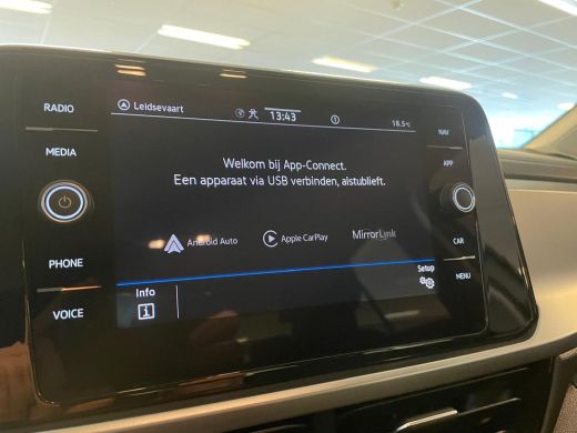 Volkswagen T-Roc 1.0 111PK TSI Life | Multimedia Pakket | Climate Control | ACC | Apple Carplay | ActivLease financial lease