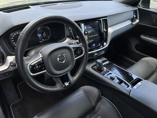 Volvo  V60 2.0 T8 Twin Engine R-Design | Panoramadak | HUD | 360 Camera | Trekhaak | ActivLease financial lease