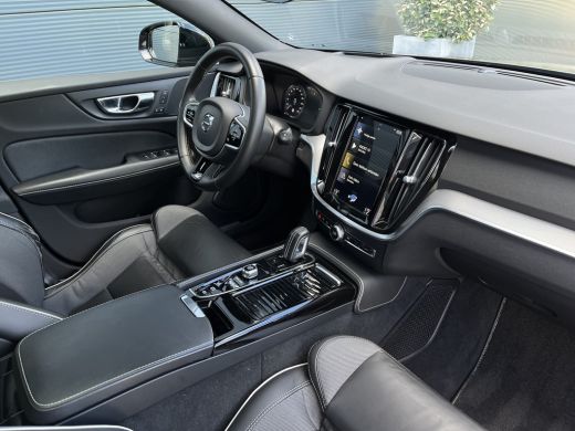 Volvo  V60 2.0 T8 Twin Engine R-Design | Panoramadak | HUD | 360 Camera | Trekhaak | ActivLease financial lease