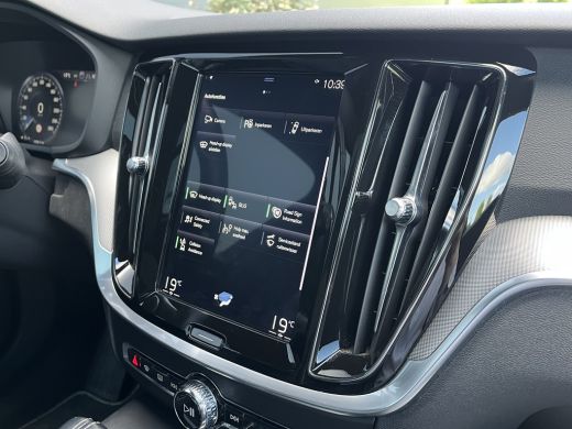 Volvo  V60 2.0 T8 Twin Engine R-Design | Panoramadak | HUD | 360 Camera | Trekhaak | ActivLease financial lease