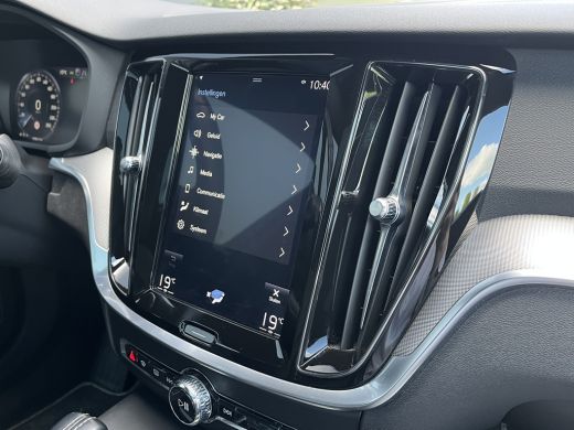 Volvo  V60 2.0 T8 Twin Engine R-Design | Panoramadak | HUD | 360 Camera | Trekhaak | ActivLease financial lease