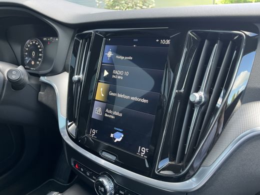Volvo  V60 2.0 T8 Twin Engine R-Design | Panoramadak | HUD | 360 Camera | Trekhaak | ActivLease financial lease