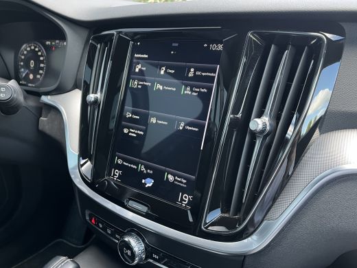 Volvo  V60 2.0 T8 Twin Engine R-Design | Panoramadak | HUD | 360 Camera | Trekhaak | ActivLease financial lease
