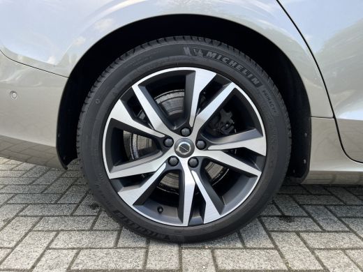 Volvo  V60 2.0 T8 Twin Engine R-Design | Panoramadak | HUD | 360 Camera | Trekhaak | ActivLease financial lease