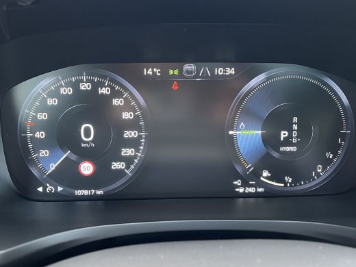 Volvo  V60 2.0 T8 Twin Engine R-Design | Panoramadak | HUD | 360 Camera | Trekhaak | ActivLease financial lease