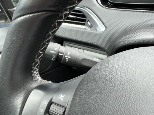 Peugeot 208 1.2 PureTech Allure | Achteruitrijcamera | Dimlichten automatisch | Parkeersensor achter ActivLease financial lease