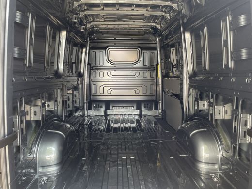 Volkswagen Crafter 35 2.0 TDI L3H3 Highline 140 Pk Automaat | Trekhaakvoorbereiding | App-Connect | 3 Zits ActivLease financial lease