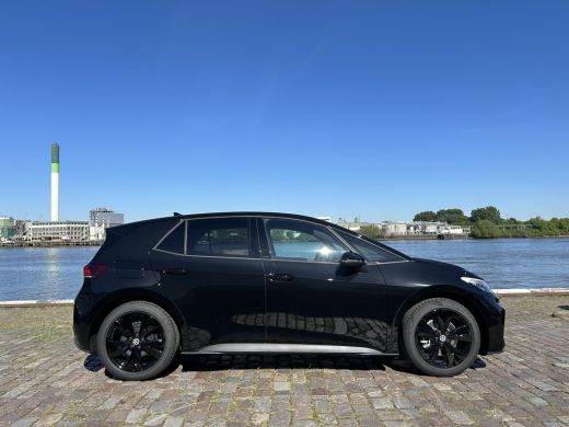 Volkswagen ID.3 Black Edition 52 kWh | 19 inch velgen | Parkeersensoren | App-Connect ActivLease financial lease