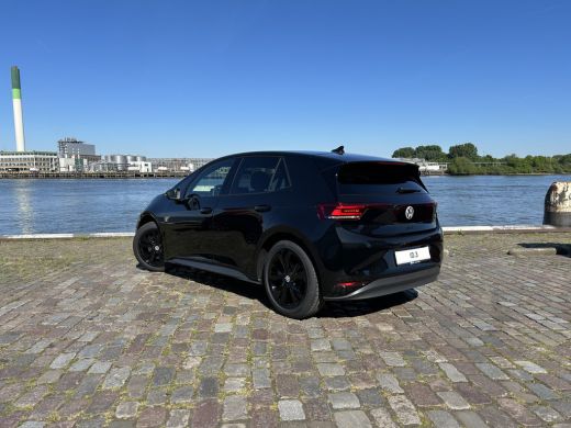 Volkswagen ID.3 Black Edition 52 kWh | 19 inch velgen | Parkeersensoren | App-Connect ActivLease financial lease
