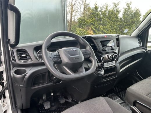 Iveco Daily 35S14 2.3 140 PK E6 / L2H2 / FABRIEKSGAR T/M 23-10-2025 / 40.338 KM / AIRCO / 3-ZITS / 3.5 TONS T... ActivLease financial lease
