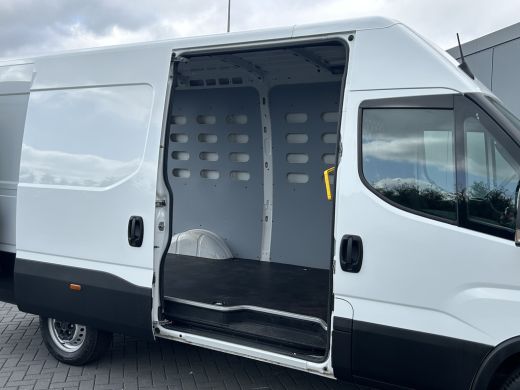 Iveco Daily 35S14 2.3 140 PK E6 / L2H2 / FABRIEKSGAR T/M 23-10-2025 / 40.338 KM / AIRCO / 3-ZITS / 3.5 TONS T... ActivLease financial lease