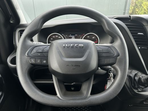 Iveco Daily 35S14 2.3 140 PK E6 / L2H2 / FABRIEKSGAR T/M 23-10-2025 / 40.338 KM / AIRCO / 3-ZITS / 3.5 TONS T... ActivLease financial lease