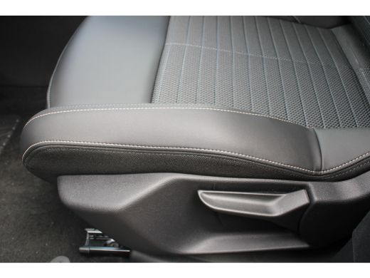 Peugeot 5008 1.2 Hybrid 136 Allure | Automaat | Navigatie | Camera | Dodehoek | Adaptive Cruise | ActivLease financial lease