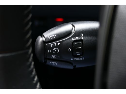 Peugeot e-208 EV 136PK 50KWH ALLURE AUTOMAAT / NAVI / LED / PDC / 3-FASE / WARMTEPOMP / 16"LMV / CAMERA / KEYLE... ActivLease financial lease
