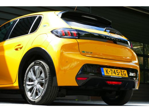 Peugeot e-208 EV 136PK 50KWH ALLURE AUTOMAAT / NAVI / LED / PDC / 3-FASE / WARMTEPOMP / 16"LMV / CAMERA / KEYLE... ActivLease financial lease