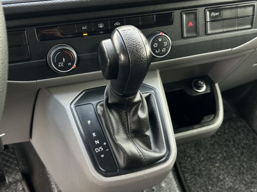Volkswagen Transporter 2.0 TDI 150 PK AUTOMAAT 6.1 / L2H1 / DUBBEL CABINE / AIRCO / CRUISE / NAVI / TREKHAAK ActivLease financial lease