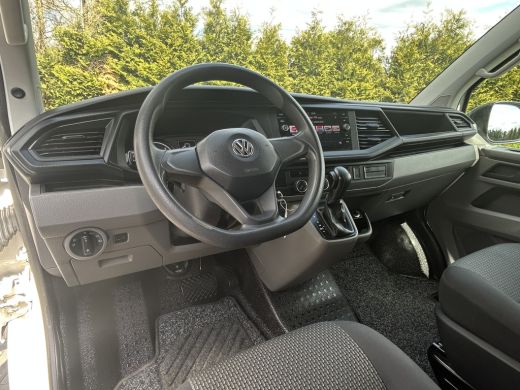 Volkswagen Transporter 2.0 TDI 150 PK AUTOMAAT 6.1 / L2H1 / DUBBEL CABINE / AIRCO / CRUISE / NAVI / TREKHAAK ActivLease financial lease