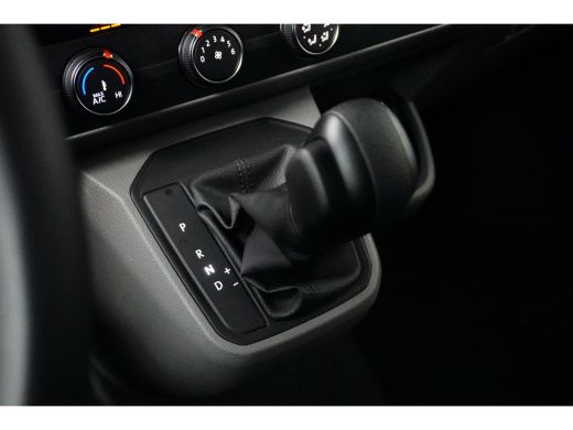 Volkswagen Transporter 2.0 TDI L2H1 150 pk | Standkachel | Trekhaak | Apple Car Play | ActivLease financial lease
