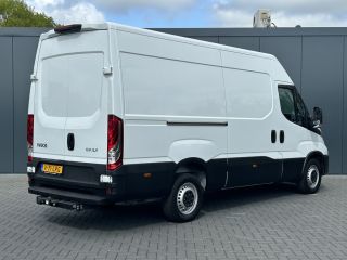 Iveco Daily 35S14 2.3 140 PK E6 / L2H2 / FABRIEKSGAR T/M 23-10-2025 / 40.338 KM / AIRCO / 3-ZITS / 3.5 TONS T...