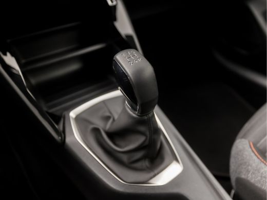 Peugeot 208 1.2 PureTech Sport (APPLE CARPLAY, GROOT NAVI, PARKEERSENSOREN, SPORTSTOELEN, LANE ASSIST, CRUISE... ActivLease financial lease