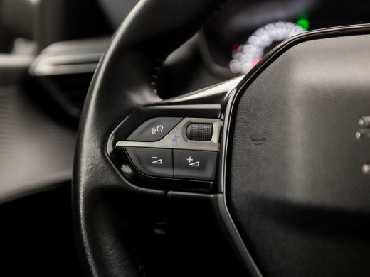 Peugeot 208 1.2 PureTech Sport (APPLE CARPLAY, GROOT NAVI, PARKEERSENSOREN, SPORTSTOELEN, LANE ASSIST, CRUISE... ActivLease financial lease