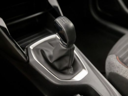 Peugeot 208 1.2 PureTech Sport (APPLE CARPLAY, GROOT NAVI, SPORTSTOELEN, DAB+, CRUISE, LANE ASSIST, NIEUWSTAAT) ActivLease financial lease