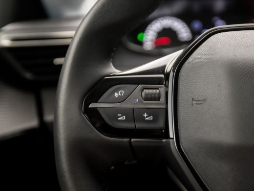 Peugeot 208 1.2 PureTech Sport (APPLE CARPLAY, GROOT NAVI, SPORTSTOELEN, DAB+, CRUISE, LANE ASSIST, NIEUWSTAAT) ActivLease financial lease