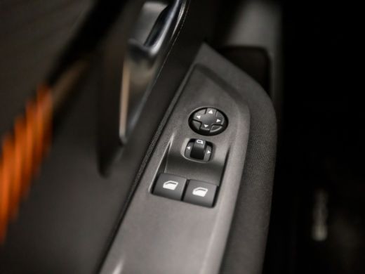 Peugeot 208 1.2 PureTech Sport (APPLE CARPLAY, GROOT NAVI, SPORTSTOELEN, DAB+, CRUISE, LANE ASSIST, NIEUWSTAAT) ActivLease financial lease