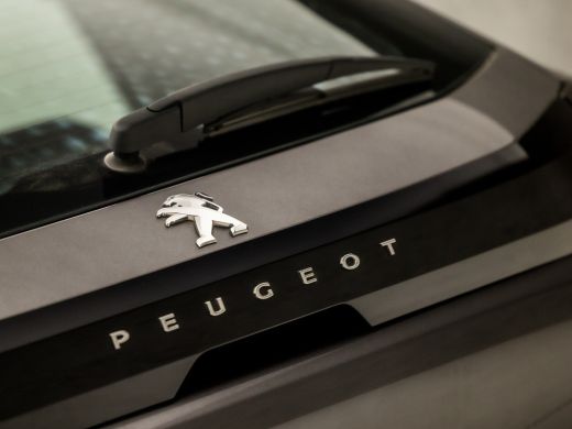 Peugeot 208 1.2 PureTech Sport (APPLE CARPLAY, GROOT NAVI, SPORTSTOELEN, DAB+, CRUISE, LANE ASSIST, NIEUWSTAAT) ActivLease financial lease