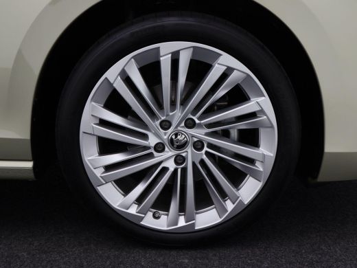 Skoda Superb Combi First Edition 1.5 TSi 150 Pk Automaat | Full LED | Panoramadak | Leder | 19 Inch | 360 Came... ActivLease financial lease