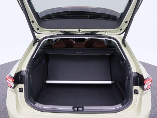 Skoda Superb Combi First Edition 1.5 TSi 150 Pk Automaat | Full LED | Panoramadak | Leder | 19 Inch | 360 Came... ActivLease financial lease