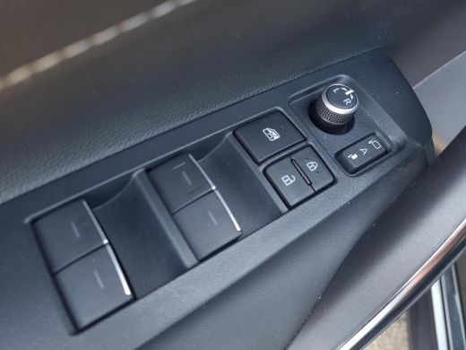 Toyota Corolla 1.8 Hybrid Style // Suzuki Swace | Apple CarPlay | Trekhaak | Blindspot | Stuurverwarming | Rijkl... ActivLease financial lease