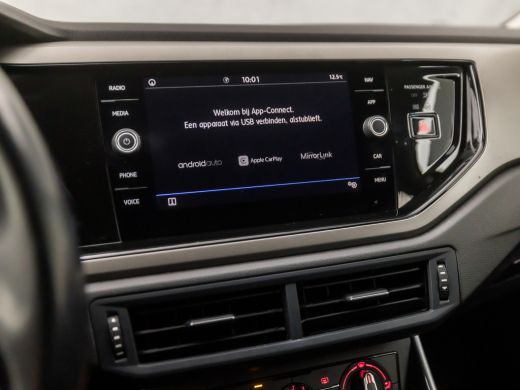 Volkswagen Polo 1.0 TSI Sportline (APPLE CARPLAY, GROOT NAVI, PARKEERSENSOREN, ADAPTIVE CRUISE, GETINT GLAS, SPOR... ActivLease financial lease