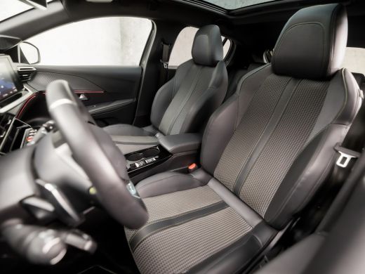 Peugeot 208 1.2 PureTech GT Automaat (PANORAMADAK, APPLE CARPLAY, GROOT NAVI, VIRTUAL COCKPIT, 360 CAMERA, LE... ActivLease financial lease