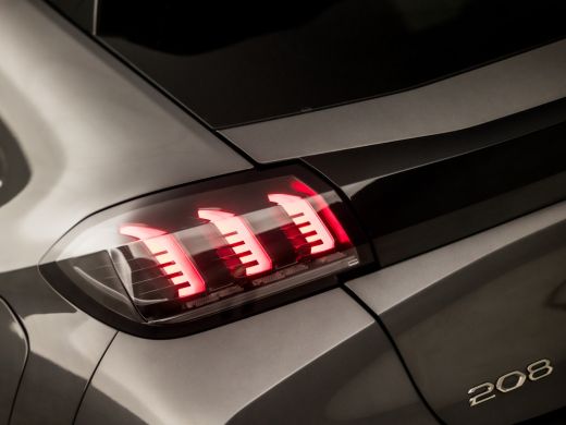 Peugeot 208 1.2 PureTech GT Automaat (PANORAMADAK, APPLE CARPLAY, GROOT NAVI, VIRTUAL COCKPIT, 360 CAMERA, LE... ActivLease financial lease