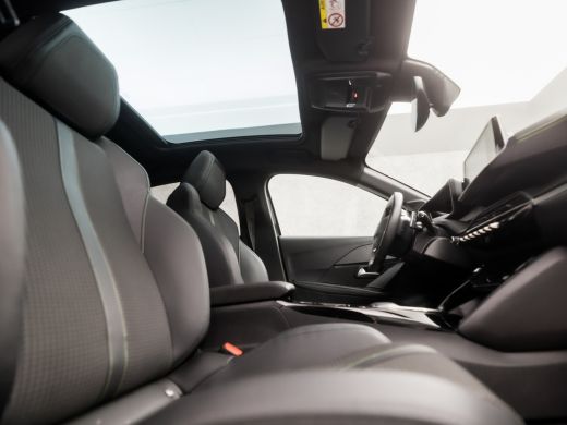 Peugeot 208 1.2 PureTech GT Automaat (PANORAMADAK, APPLE CARPLAY, GROOT NAVI, VIRTUAL COCKPIT, 360 CAMERA, LE... ActivLease financial lease