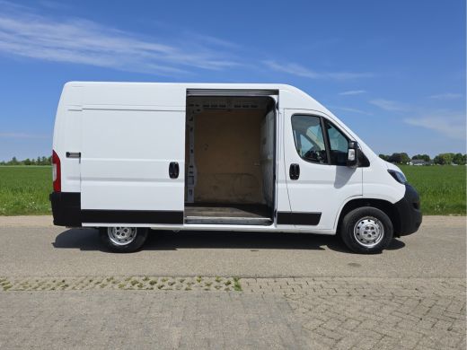 Peugeot Boxer 335 2.2 BlueHDi L2 H2 - 140 Pk - Euro 6 - Navi - ParkeerCamera - Airco - Cruise Control ActivLease financial lease