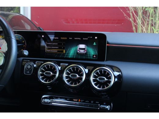Mercedes A-Klasse 200 Business Solution AMG | Ambient Lighting | Camera | Stoelverwarming | Dodehoekdetectie ActivLease financial lease