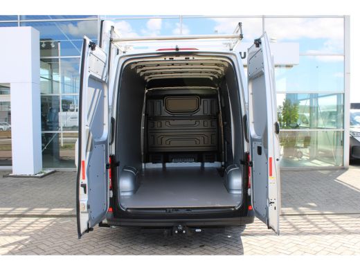 Volkswagen Crafter | Exclusive | L3 | 2.0 TDI 141 PK | Automaat | Glasrasteel van den Born | Trekhaak | Betonplex La... ActivLease financial lease